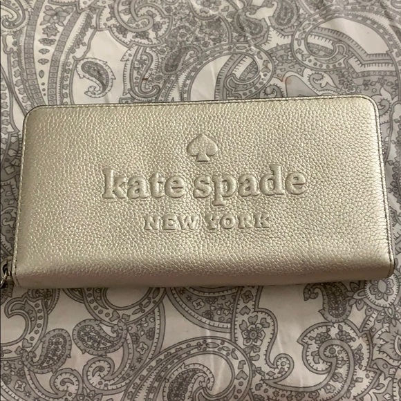 NWT Kate Spade neda embossed logo silver wallet - Picture 1 of 4